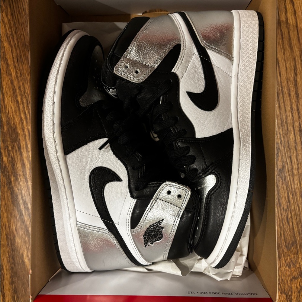 Great condition jordan 1s silver toe size 6